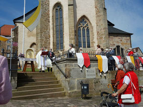 Erteilung des eucharistischen Wettersegens vor der Stadtpfarrkirche St. Crescentius